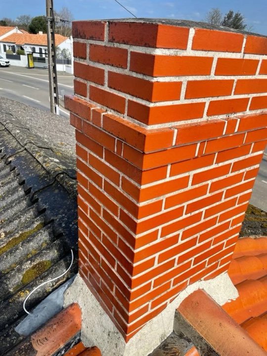 Cheminée en brique après rénovation par NC Couverture