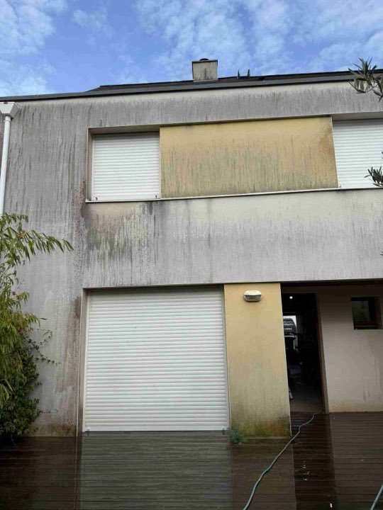 Façade de maison encrassée avant nettoyage
