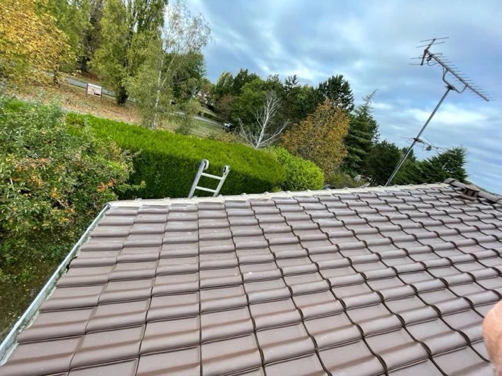 Tuiles neuves stockées sur la toiture avant pose