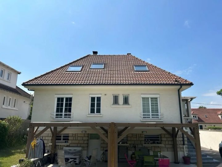 Maison avec toiture en tuiles et balcon