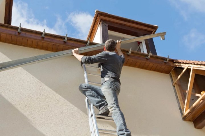 Pose d'une gouttière sur une façade