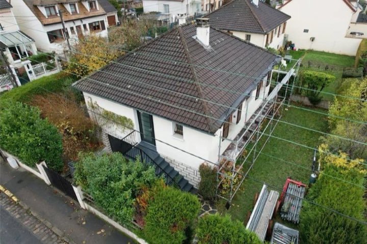 Vue aérienne d'une maison dont la toiture a été rénovée